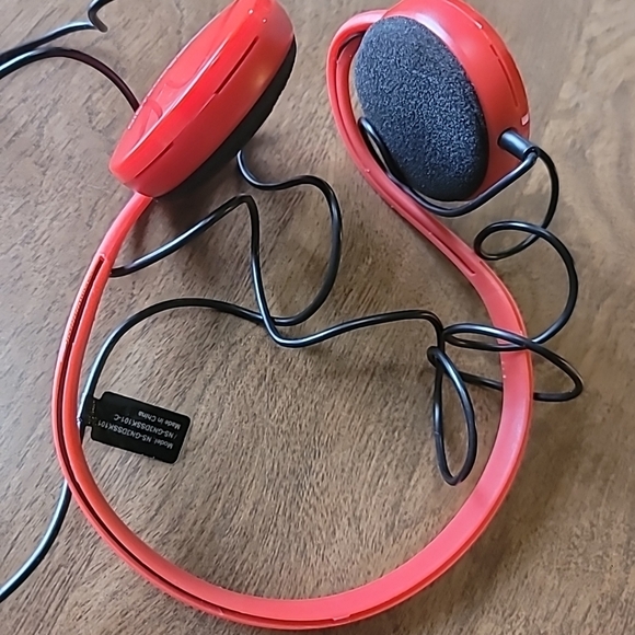 2015 Nintendo Headphones Red in Working condition lightweight School Utility - Picture 4 of 9